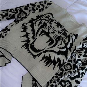 Thick Cardigan with Tiger and leopard print on sleeves